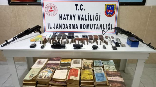 Amanoslarda PKKlı teröristlere ait silah ve yaşam malzemeleri ele geçirildi