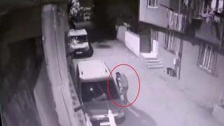 Otomobilini soymaya çalışan hırsızın başına sopa fırlattı