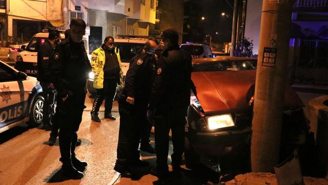 Çalıntı otomobille kaçan şüpheliler elektrik direğine çarptı