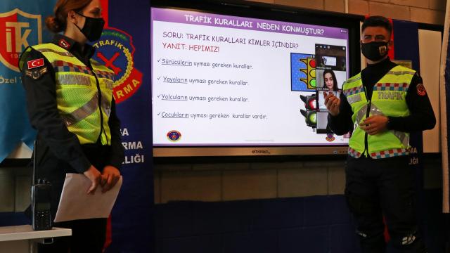 Manisada jandarmadan çocuklara uzaktan trafik dersi