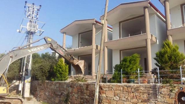 Marmariste imara aykırı binaların yıkımı sürüyor