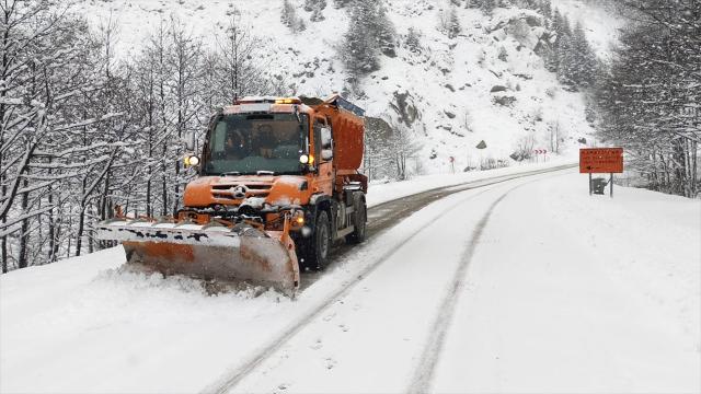 3 ilde 685 köy yolu ulaşıma kapandı