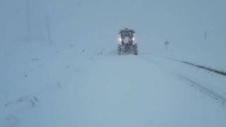 Doğu'da zorlu kış şartları: Yollar kapandı, kar küreme aracı devrildi