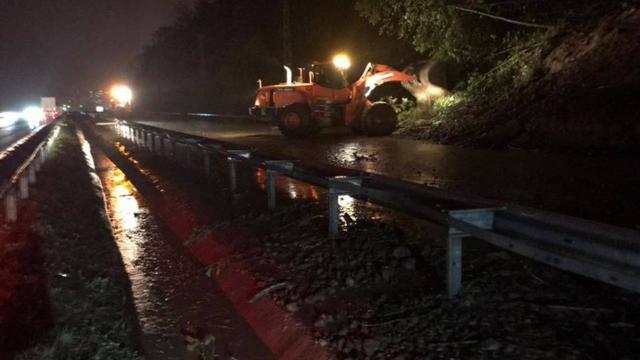 Heyelan nedeniyle kapanan Karadeniz Sahil Yolu ulaşıma açıldı