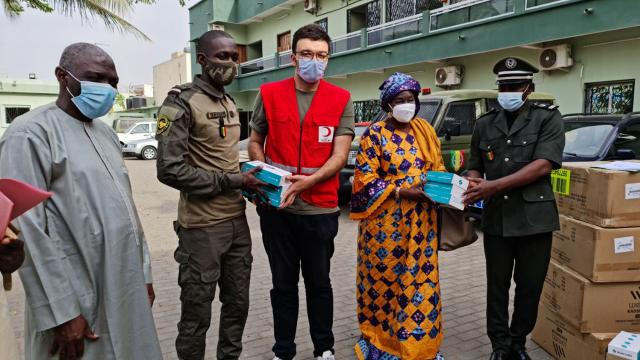 Türk Kızılaydan Senegaldeki cezaevlerine maske ve ateşölçer desteği