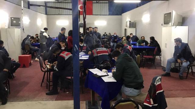 Tavuk çiftliğinde kumar: 46 kişiye para cezası kesildi