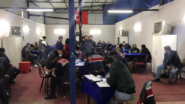 Tavuk çiftliğinde kumar oynayan 46 kişiye para cezası