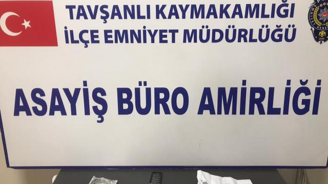 Kütahyada uyuşturucu ticareti yaptıkları iddiasıyla yakalanan iki zanlı tutuklandı