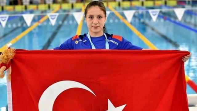Milli yüzücü Merve Tuncelden dünya gençler rekoru