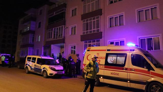 Sinir krizi geçirerek yanına kimseyi yaklaştırmayan kişiyi polis ikna etti