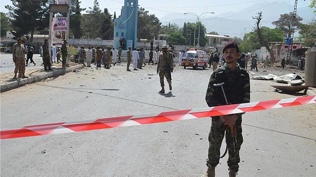 Pakistanda zincirleme kazaya 20 araç karıştı: 3 ölü, 30 yaralı
