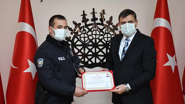 Yaşlı hastayı sırtında taşıyan polise "Başarı Belgesi" verildi