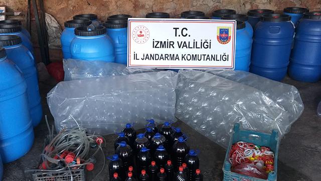 İzmirde 11 bin 200 litre sahte içki yakalandı