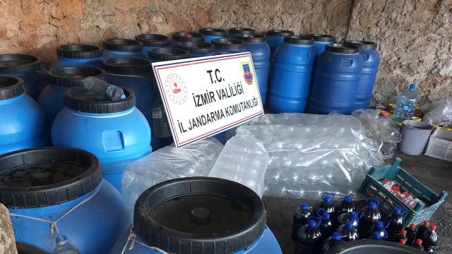 İzmirde 11 bin 200 litre sahte içki yakalandı