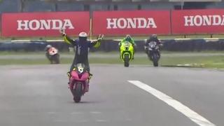 Kutlamalara erken başlayan motosikletçi yarışı 3. sırada tamamladı