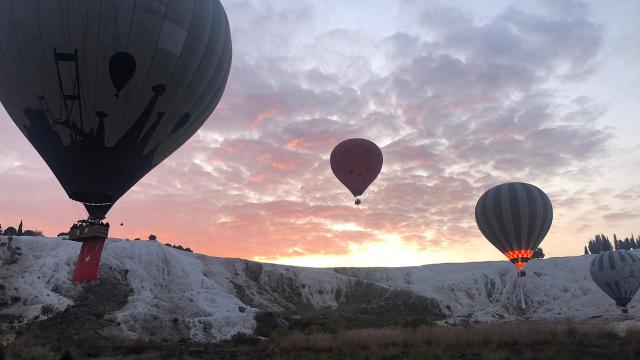 Denizlide kısıtlamada turistlere sıcak hava balon turu izni