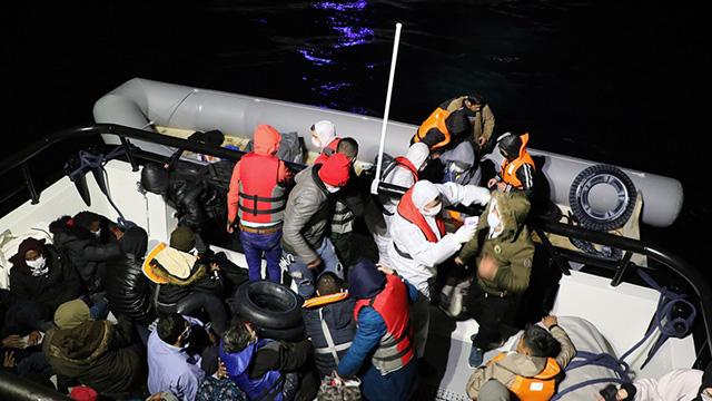 Çanakkalede botları arızalanan 54 sığınmacı kurtarıldı