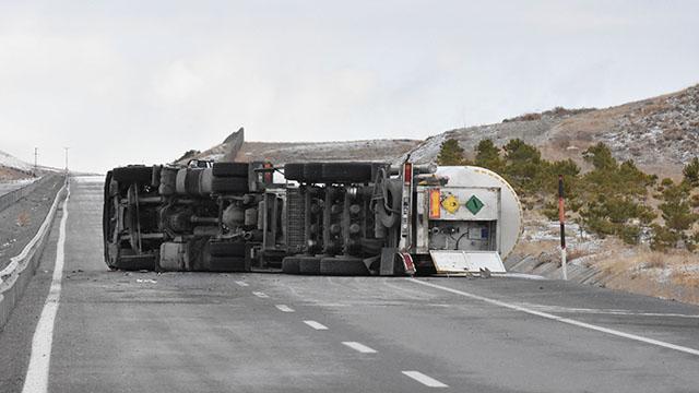 Sivasta oksijen yüklü tanker devrildi: Yol trafiğe kapatıldı