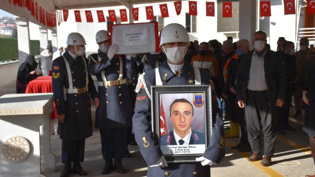 Şırnakta trafik kazasında hayatını kaybeden uzman çavuş ve ailesi toprağa verildi