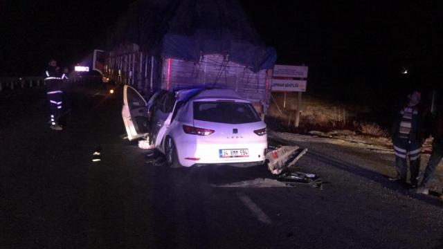 Uşakta tıra çarpan otomobilin sürücüsü yaşamını yitirdi