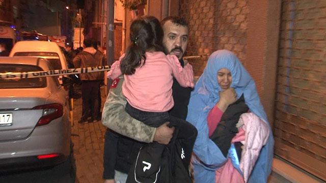 İstanbulda korkutan yangın: Mahsur kalan 22 kişi kurtarıldı