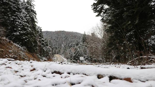 Yedigöller yolu kar ve buzlanma nedeniyle ulaşıma kapatıldı