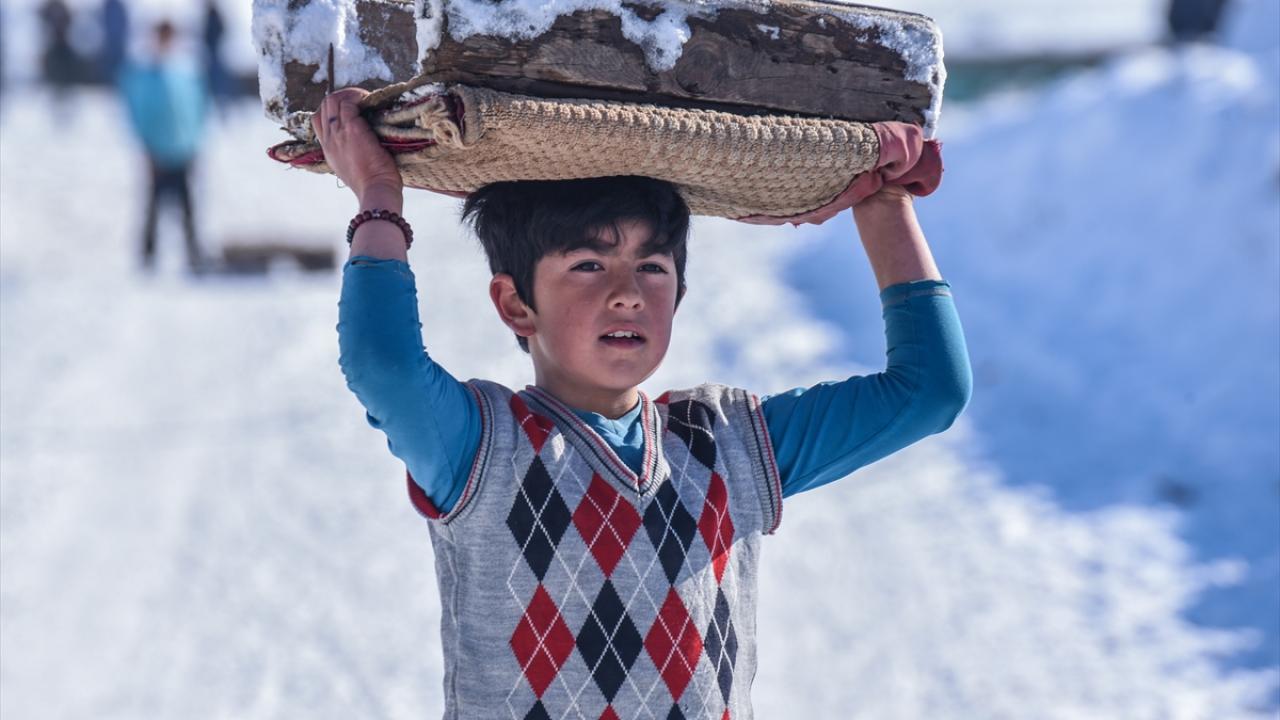 Ağadeve köyündeki yolları kayak pistine dönüştüren çocukların kızak eğlencesinde renkli görüntüler oluştu.