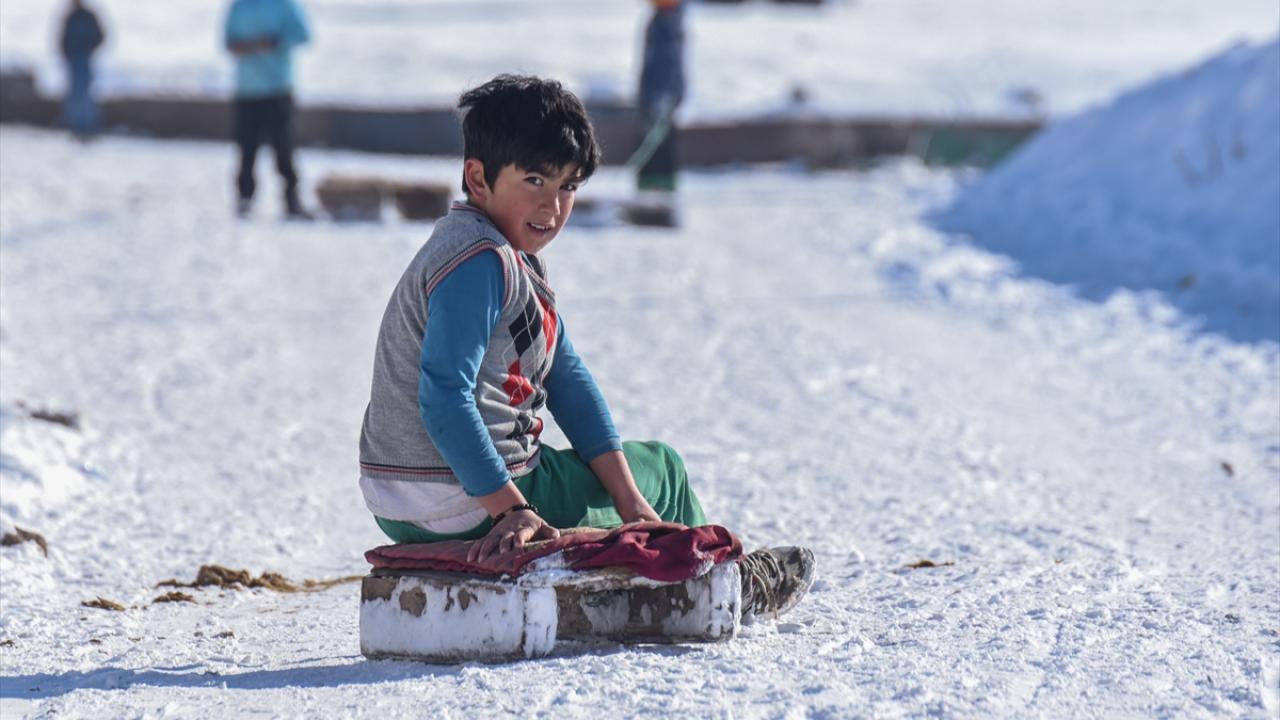 Bir süredir etkili olan yağışlarla kar kalınlığının 10 santimetreye ulaştığı kentte, çocuklar kızak kayarak keyifli zaman geçirdi.