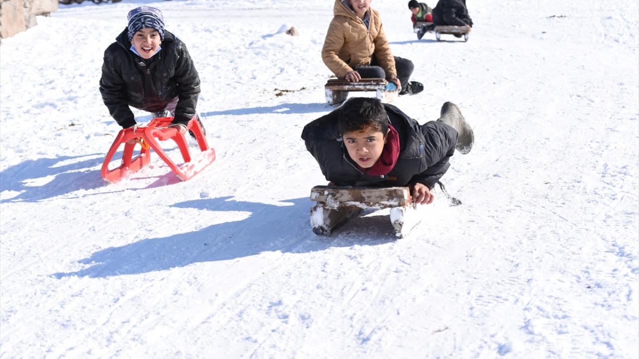Kent merkezinde de tarihi Kars Kalesi eteklerinde çocuklar kayak kayarak gönüllerince eğlendi.