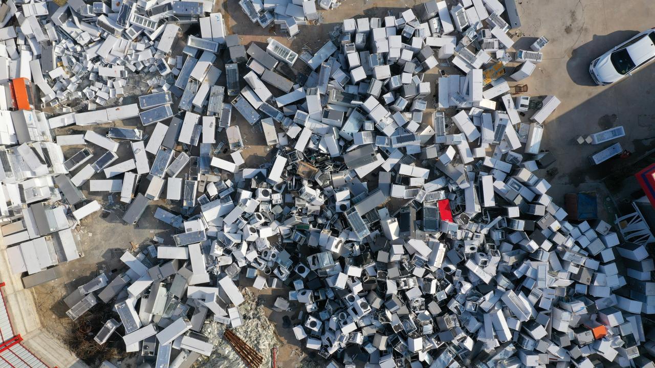 Kentte faaliyet gösteren Sahalar Metal firması, Manisa Organize Sanayi Bölgesindeki beyaz eşya fabrikalarında üretim hatası nedeniyle kalite kontrol testlerinden geçemeyen ve hurdaya ayrılan buzdolaplarını satın alıyor. 