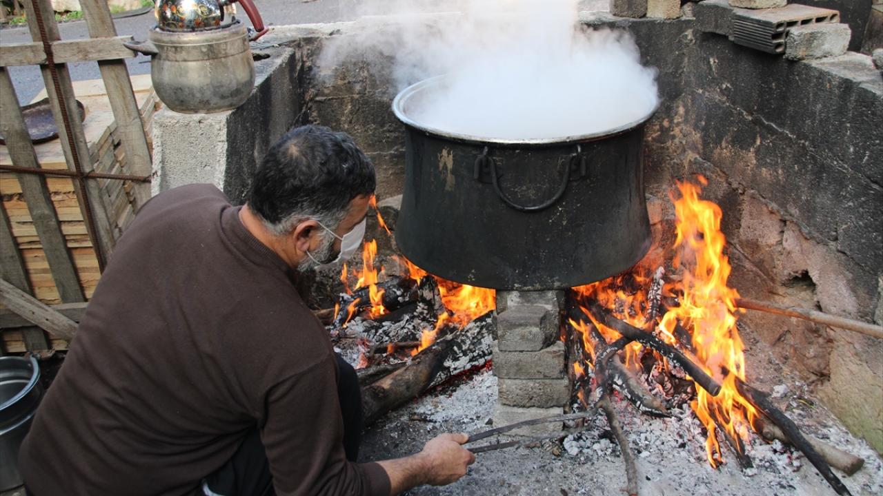 Yılmaz, şifa kaynağı keçiboynuzu pekmezinin kilosunu 200 liradan sattıklarını belirtti.