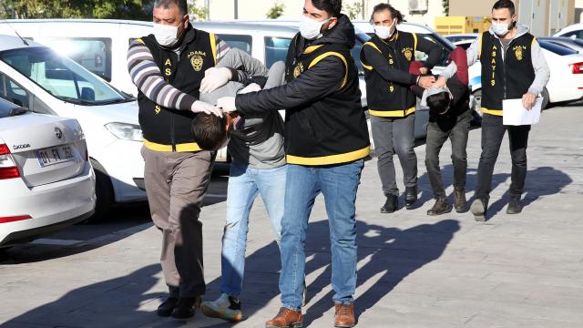 Adanada polise tabancayla ateş eden 4 hırsızlık şüphelisi tutuklandı