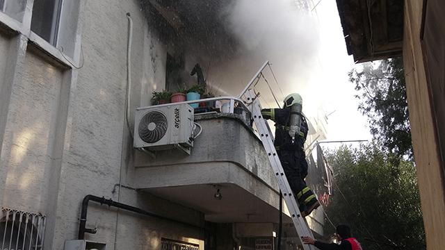Evinde yangın çıkan genç kız balkondan atlayarak kurtuldu
