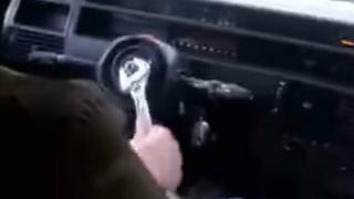 Seyir halindeki otomobilin direksiyonunu söküp arkadaşına verdi