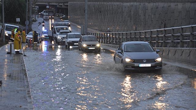 Kuşadasında sağanak: Yollar göle döndü