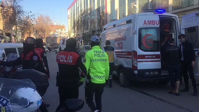Arkadaşlar arasındaki şakalaşma bıçaklı kavgaya dönüştü: 1 yaralı