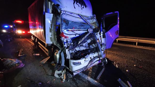 Bursa-Ankara kara yolunda kamyon ile çekici çarpıştı: 1 ölü, 1 yaralı