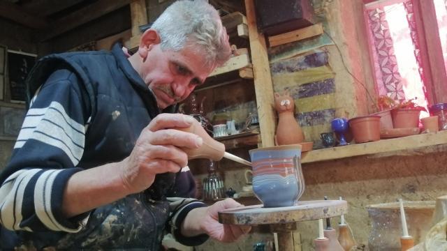 Çömlekçilik sanatını canlı yayın ile tanıtıyor