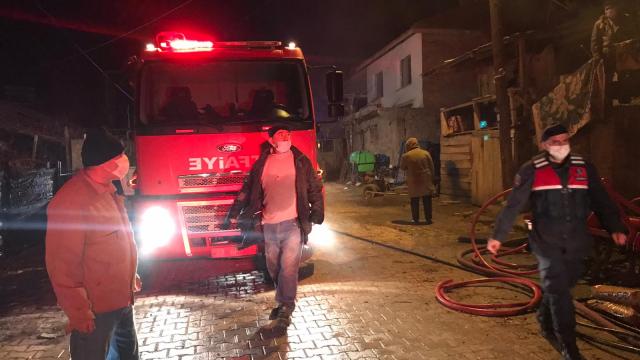Çorumda ev ve samanlık yangını