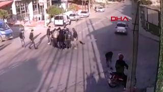 Kaza yapan kuryenin cep telefonunu çaldı