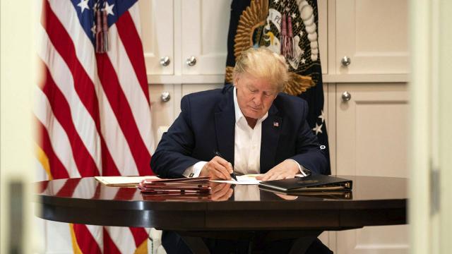 Trump, karşı çıktığı COVID-19 yardım paketi yasa tasarısını imzaladı