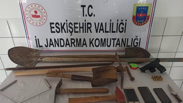Eskişehirde izinsiz kazı yapan 3 şüpheli yakalandı