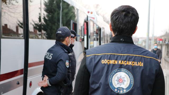 Bir minibüsten 23 düzensiz göçmen çıktı