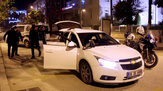 Polisten kaçarken mazgala uyuşturucu atan 4 kişi yakalandı