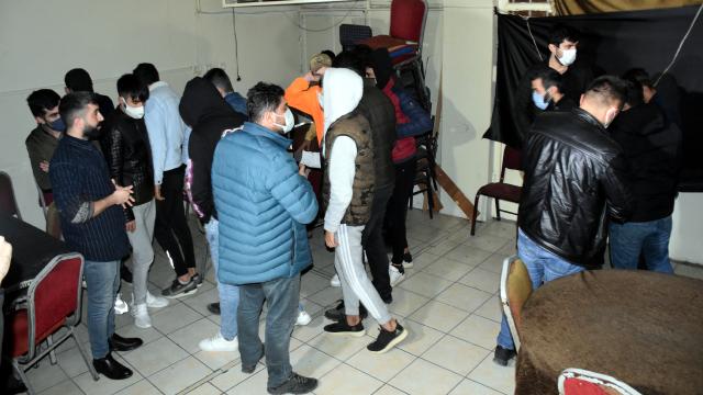 Duvarı delerek internet kafeye gittiler: 31 kişiye para cezası