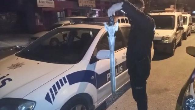 Kılıçla taksi durağına saldırdı, yaralandı