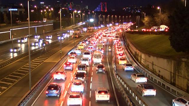 56 saatlik kısıtlamanın ardından İstanbulda trafik yoğunluğu