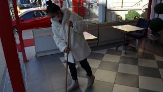 Kadın esnafa sopalı ve yumruklu saldırı