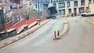 Freni boşalan nakliye kamyonu 10 metreden böyle düştü