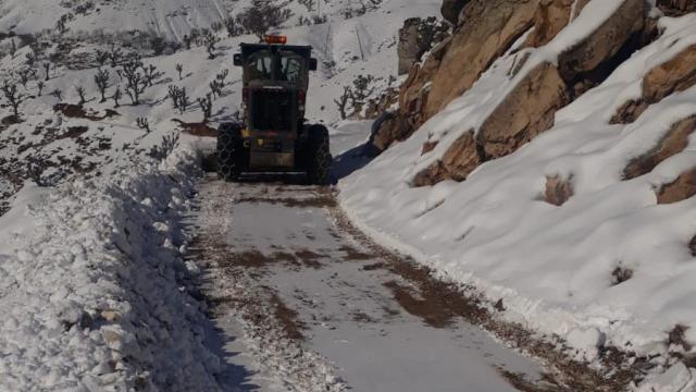 Diyarbakır Büyükşehir Belediyesi kardan kapanan yolları ulaşıma açtı